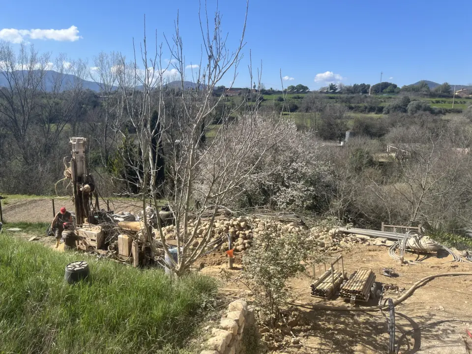Equip de perforació per a un sistema geotèrmic en un entorn rural.