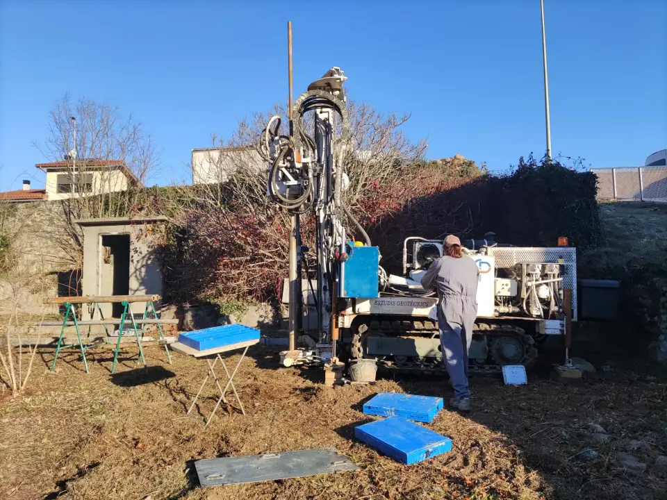 Equip de perforació geotècnica treballant en una parcel·la residencial.
