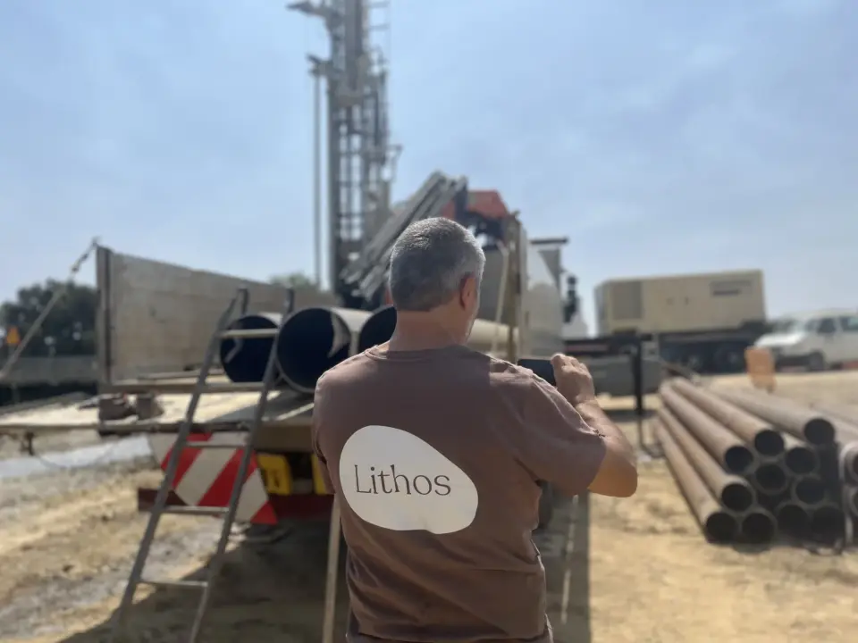 Tècnic de Lithos supervisant la perforació d’un pou.